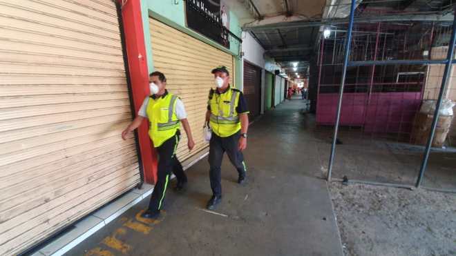 Los corredores del mercado de Puerto Barrios fueron recorridos por los empleados municipales quienes evacuaron a las personas. Foto Prensa Libre: Dony Stewart