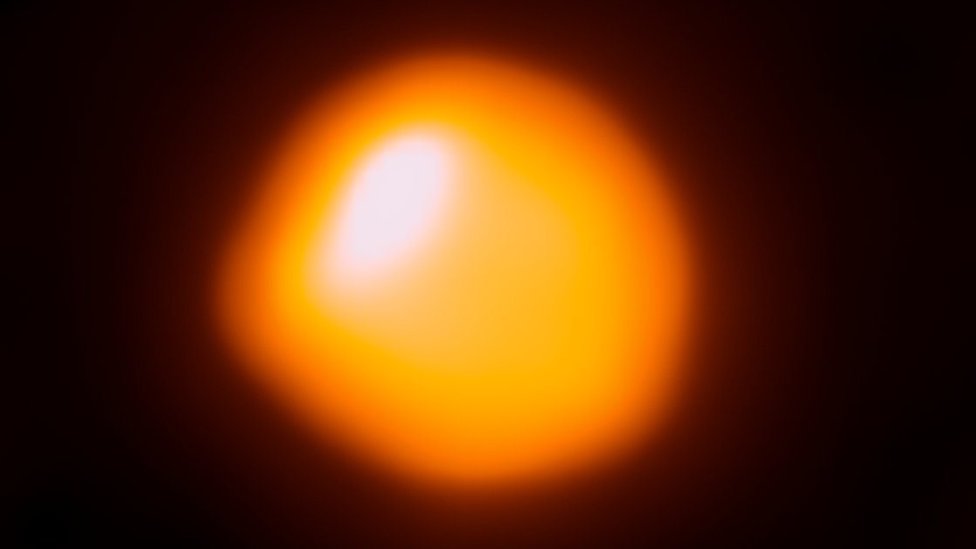 La imagen de 2017 tomada por el telescopio del Observatorio ALMA en Chile es la foto de más alta resolución de Betelgeuse que se tiene hasta ahora.