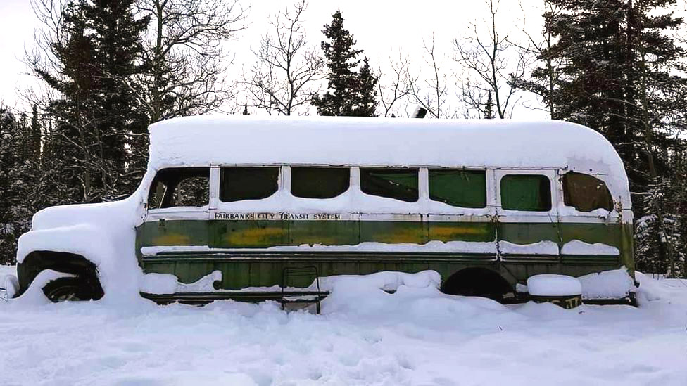 Por qué algunos turistas arriesgan su vida para visitar un autobús abandonado en el medio de Alaska