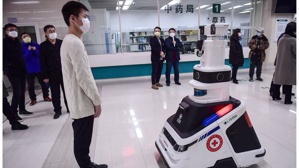 Los hospitales están usando robots para luchar contra la epidemia de coronavirus. Foto:Getty Images
