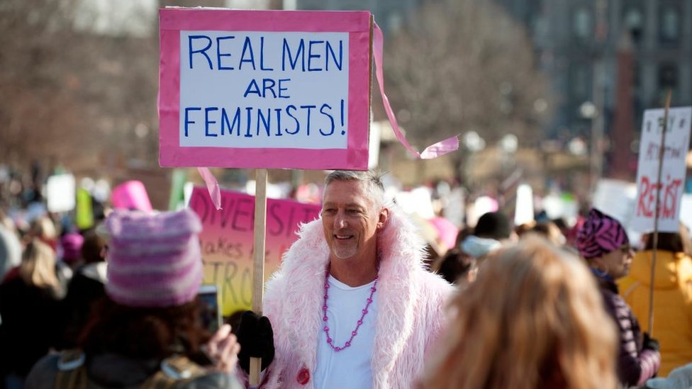 "Los hombres de verdad son feministas", dice el cartel de un hombre que participa de una protesta feminista en Estados Unidos. (Foto Prensa Libre: Getty Images)
