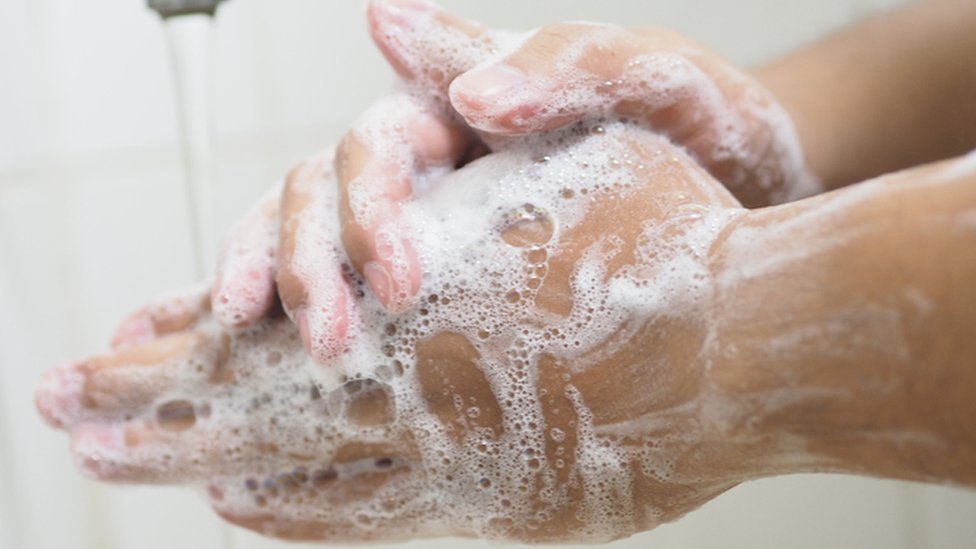 El lavado de manos es más efectivo con agua y jabón que con geles antibacteriales. GETTY IMAGES