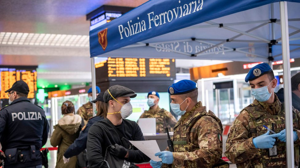 La policía controla la llegada de italianos y turistas en la estación de trenes de Roma. GETTY IMAGES
