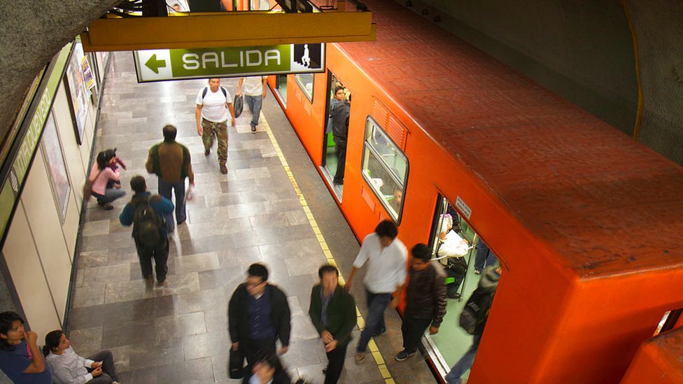 El color naranja de los vagones es característico del metro de la Ciudad de México.
