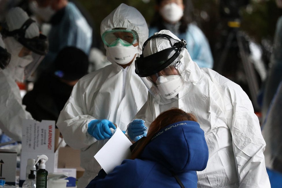 En Corea del Sur se han presentado 63 muertes por coronavirus. (Foto Prensa Libre: Getty Images)