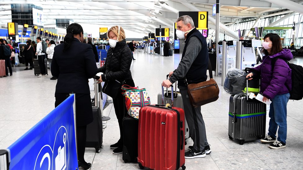 El sábado el aeropuerto de Heathrow en Londres estuvo mucho menos concurrido que lo habitual. (Foto Prensa Libre: EPA)