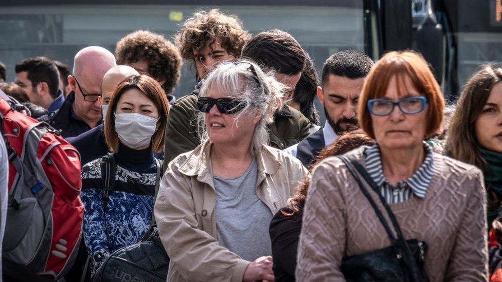 Los expertos recomiendan que aunque no sientan síntomas, las personas deben incluir medidas de precaución para evitar la propagación del virus. Foto:Getty