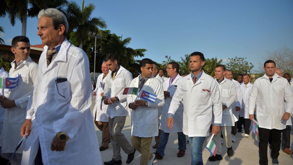 Un equipo de alrededor 50 médicos y enfermeros cubanos llegó este sábado al norte de Italia para ayudar en la crisis sanitaria que vive el país y ya ha cobrado más de 5.000 víctimas fatales. (Foto Prensa Libre: Getty Images)