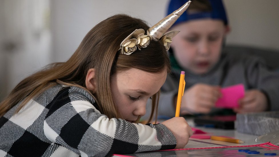 Se les puede establecer a los niños un par de horas de estudio en la mañana o alguna actividad de artesanía en algún horario específico de la tarde. Foto Prensa Libre BBC