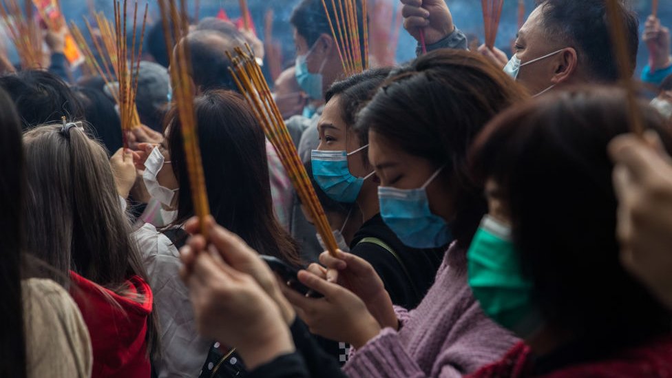 Por las redes sociales circulan todo tipo de supuestas curas milagrosas para la covid-19. Foto:AFP