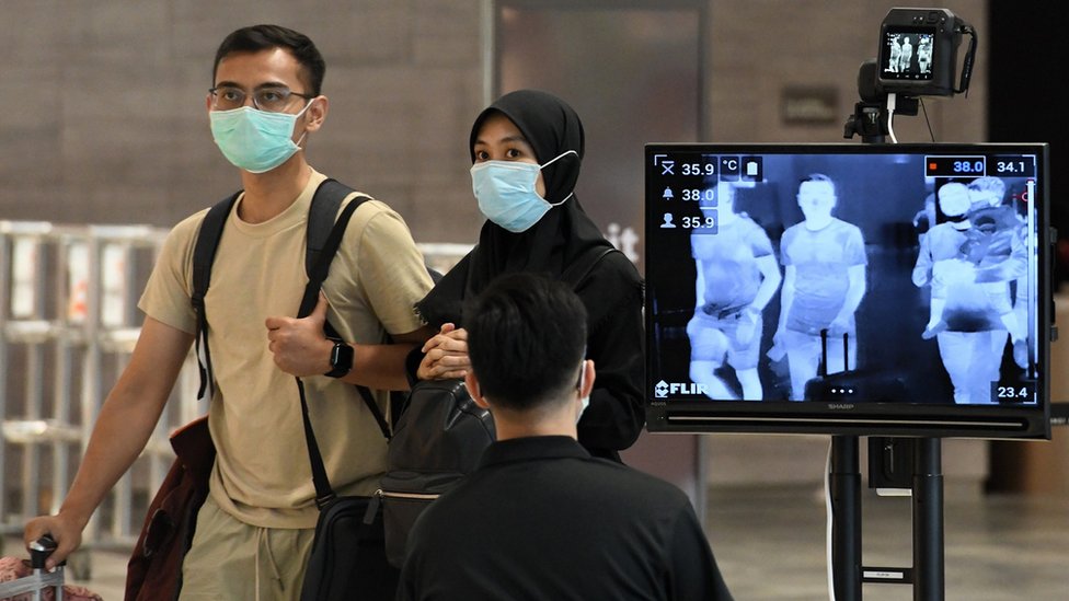 Los controles para la detección de covid-19 en Singapur comienzan desde el Aeropuerto Internacional Changi. (Foto Prensa Libre: Getty Images)