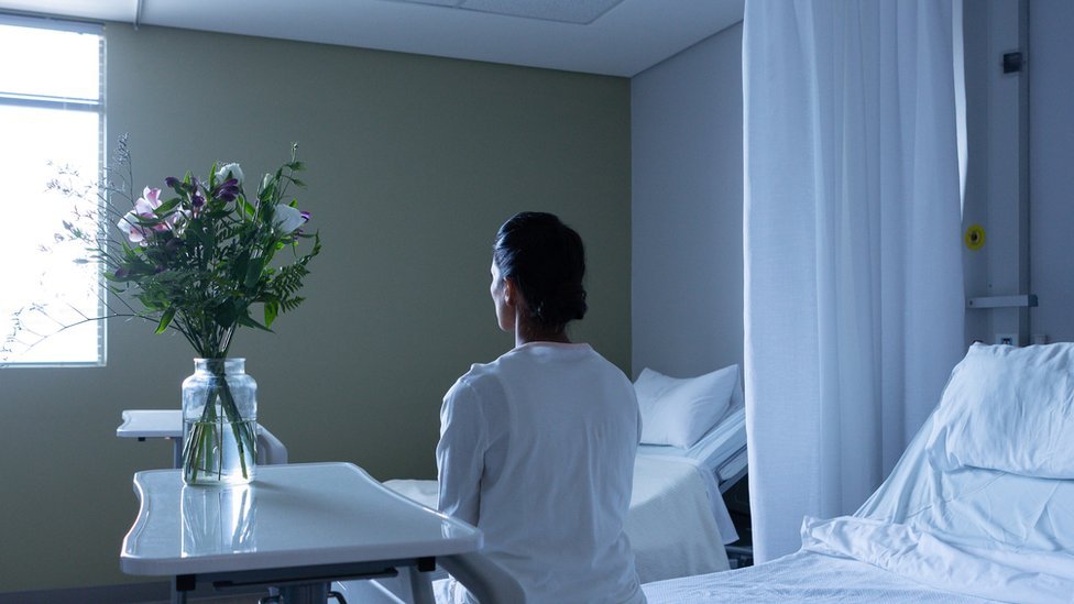 Muchos pacientes de coronavirus en Italia y España fallecieron sin poder despedirse de sus familiares. (Foto Prensa Libre: Getty Images)