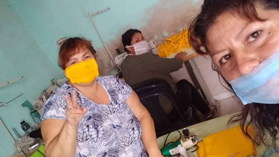 Una organización sin fines de lucro de Argentina reúne a costureras y fabrica mascarillas en medio de la pandemia.