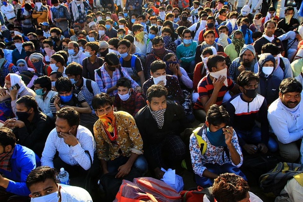 Millones de personas en India desafían el cierre total del país en medio de la pandemia por el coronavirus y buscan volver a sus hogares en las aldeas, lejos de las grandes ciudades. (Foto Prensa Libre: Getty Images)
