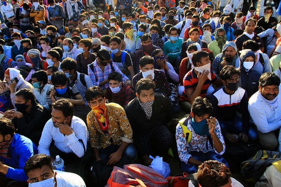 Millones de personas en India desafían el cierre total del país en medio de la pandemia por el coronavirus y buscan volver a sus hogares en las aldeas, lejos de las grandes ciudades.