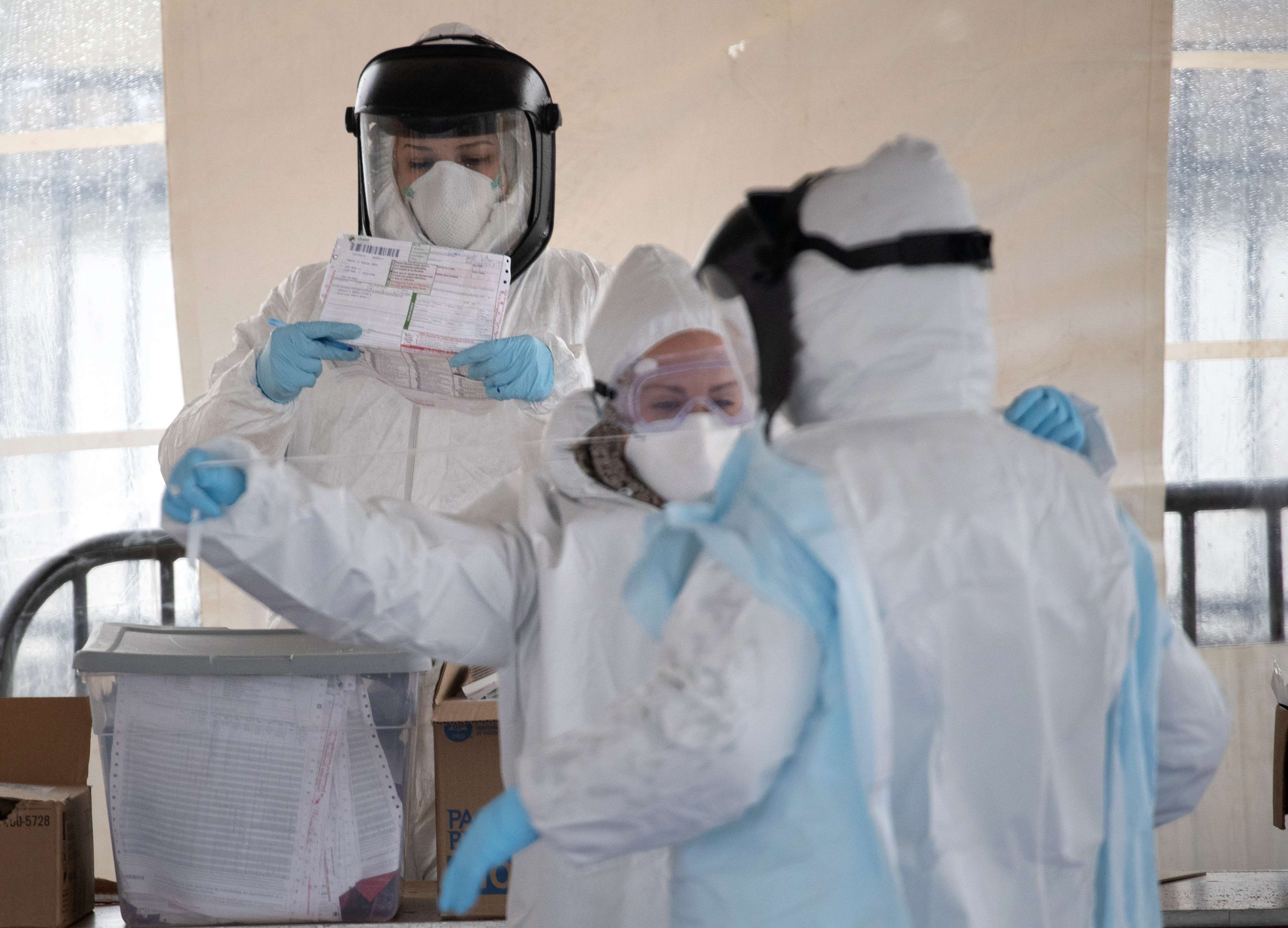 Trabajadores sanitarios en un centro de toma de pruebas del nuevo coronavirus en Stamford, Connecticut, Estados Unidos. (Foto Prensa Libre: AFP)