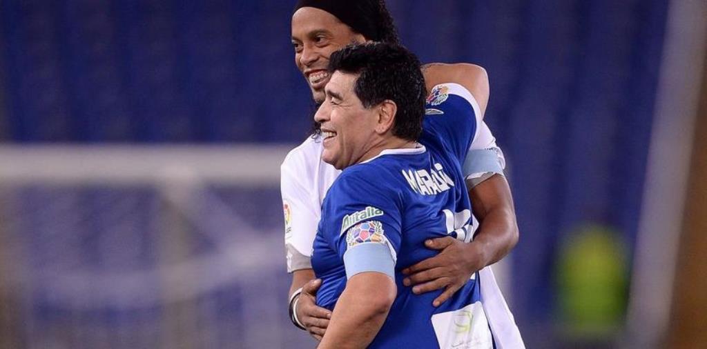 Ronaldinho y Maradona han compartido cancha en juegos de exhibición. (Foto Prensa Libre: Hemeroteca PL)