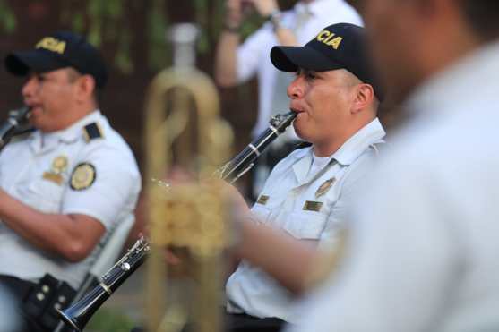 Los agentes tocaron varios sones y marchas  de su repertorio. Foto Prensa Libre: Juan Diego González