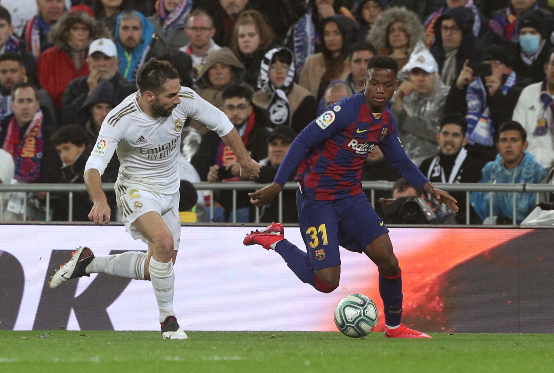 El defensa del Real Madrid Daniel Carvajal (i) lucha con Anssumane Fati, del FC Barcelona. (Foto Prensa Libre: EFE)