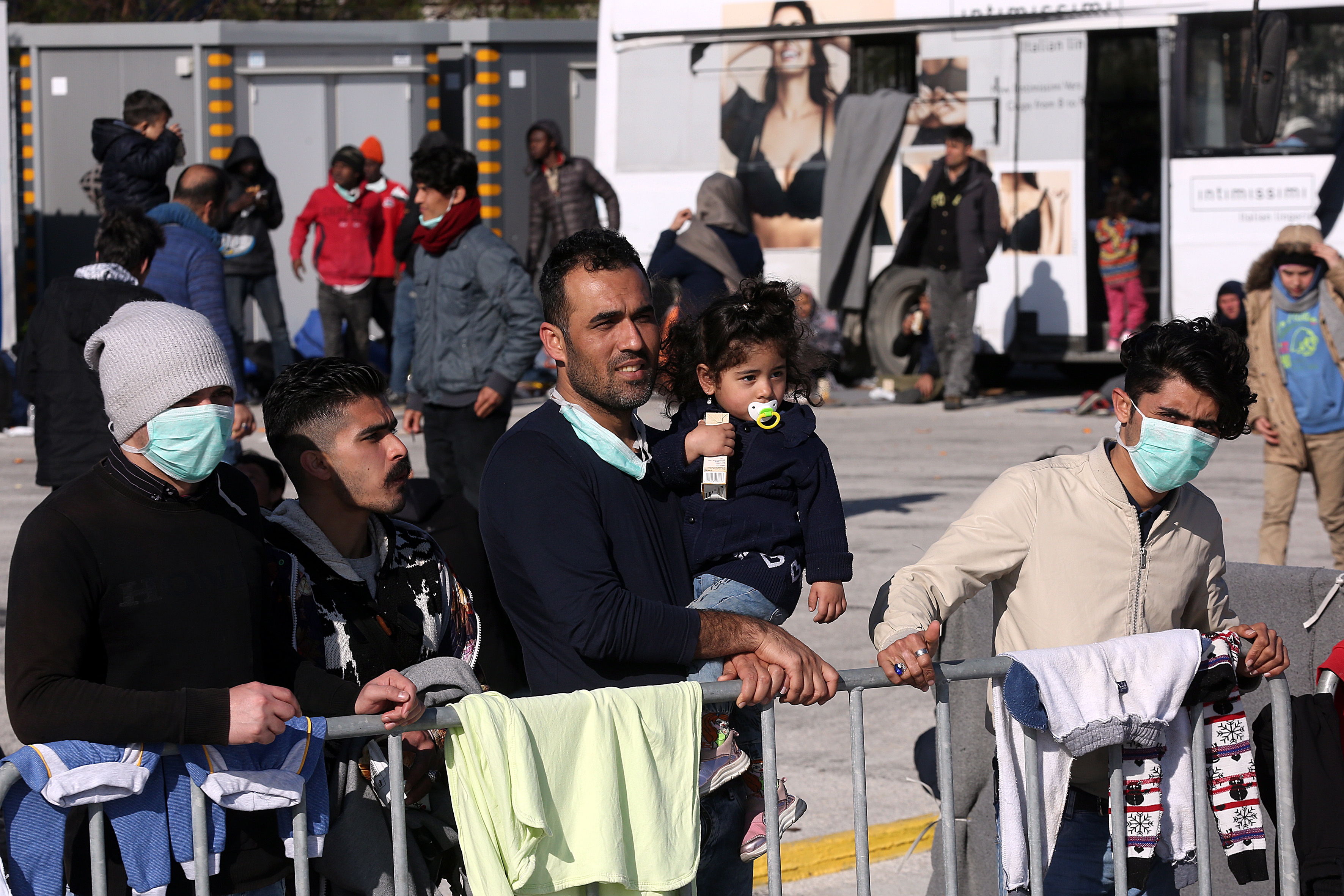 Migrantes buscan asilo en las costas de Grecia y serán llevados a un campo de refugiados. (Foto Prensa Libre: EFE)