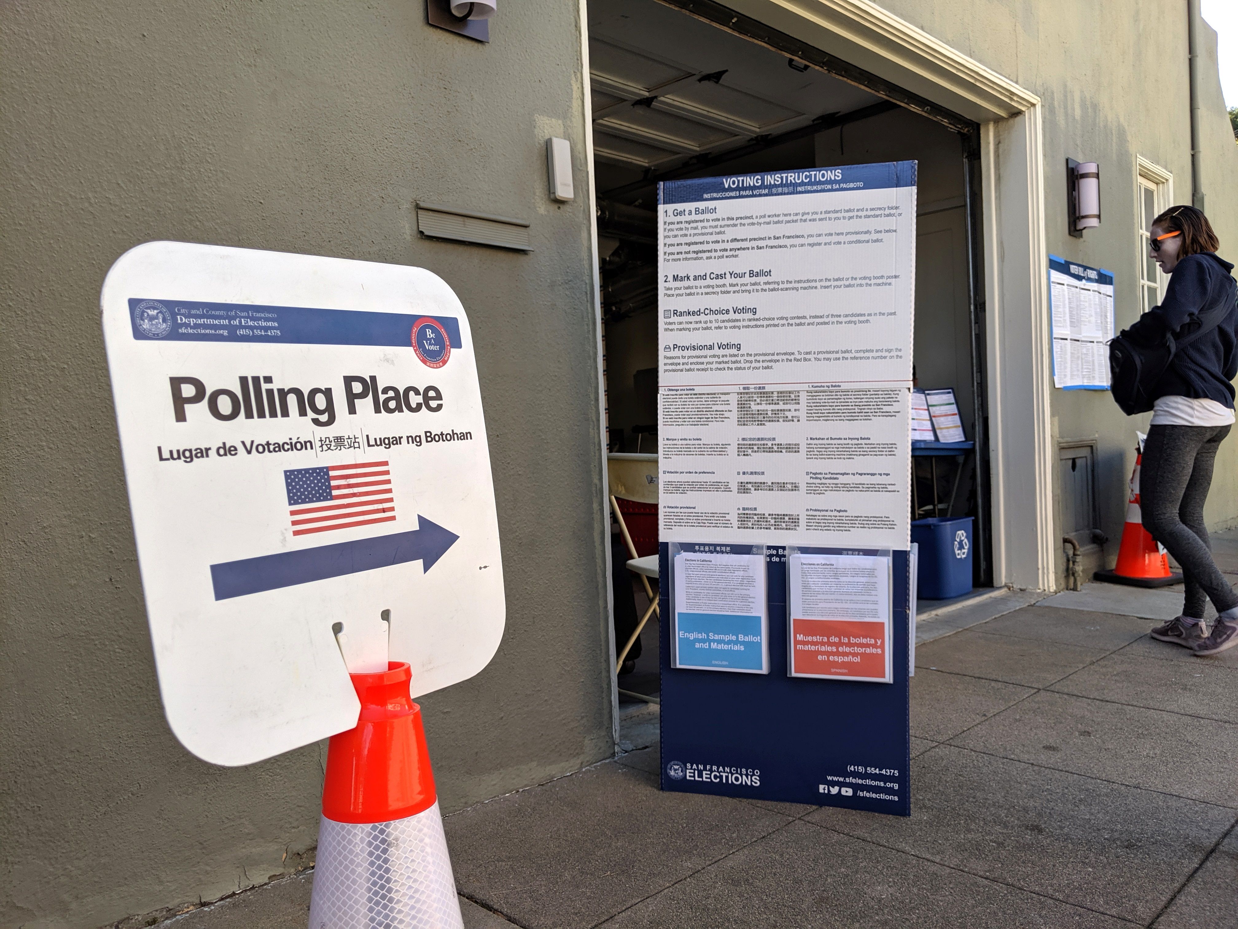 Una persona entra a depositar sus papeletas en un centro de votación en el histórico distrito gay el Castro en San Francisco, California, EE. UU. (Foto Prensa Libre: EFE)