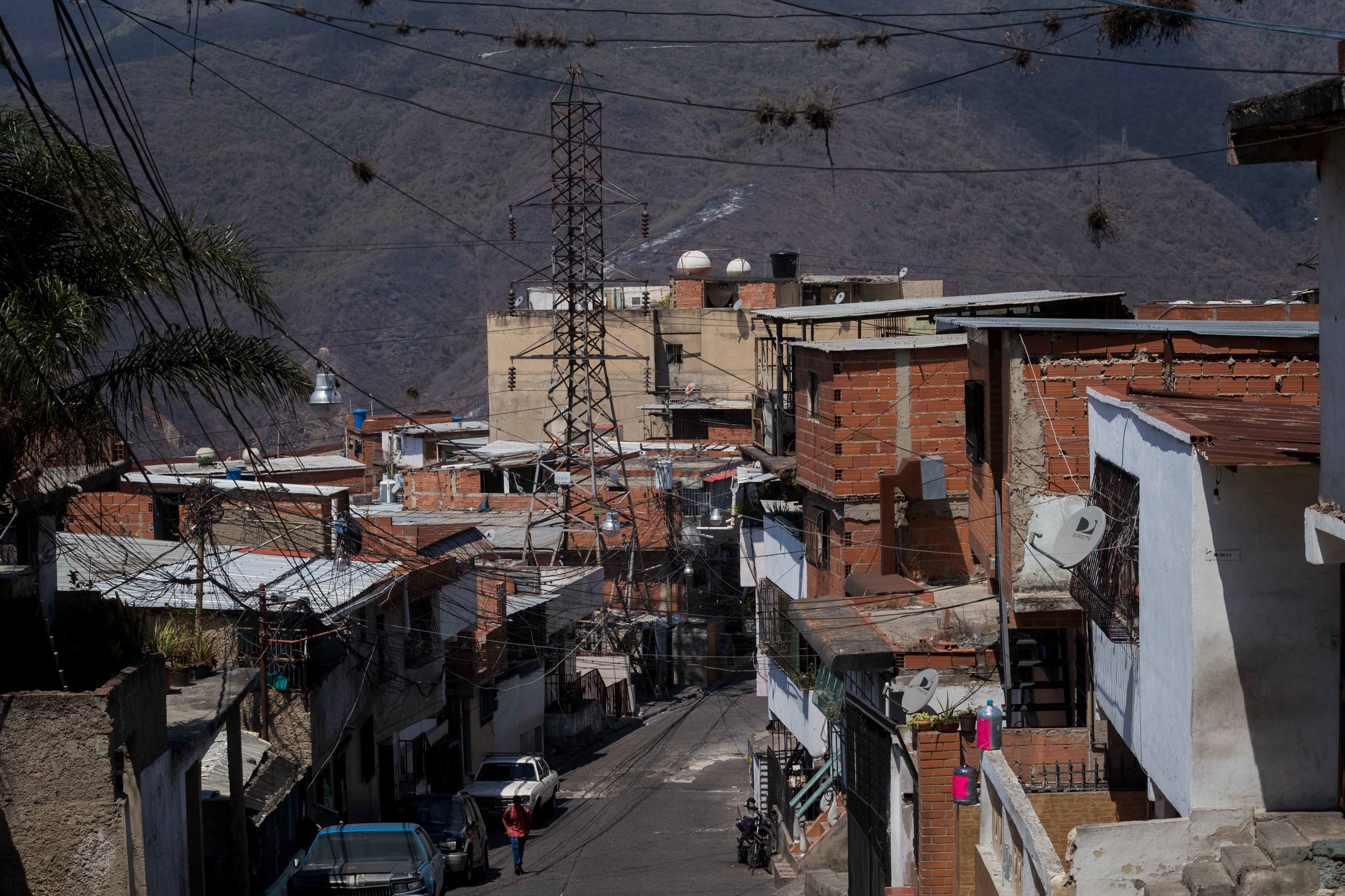 La pobreza que se vive en Venezuela a orillado a muchas familias a abandonar a sus hijos recién nacidos porque no pueden mantenerlos. (Foto Prensa Libre: EFE)