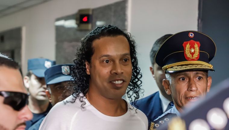 Ronaldo de Assis Moreira, Ronaldinho, celebrará sus 40 años en prisión. (Foto Prensa Libre: EFE)