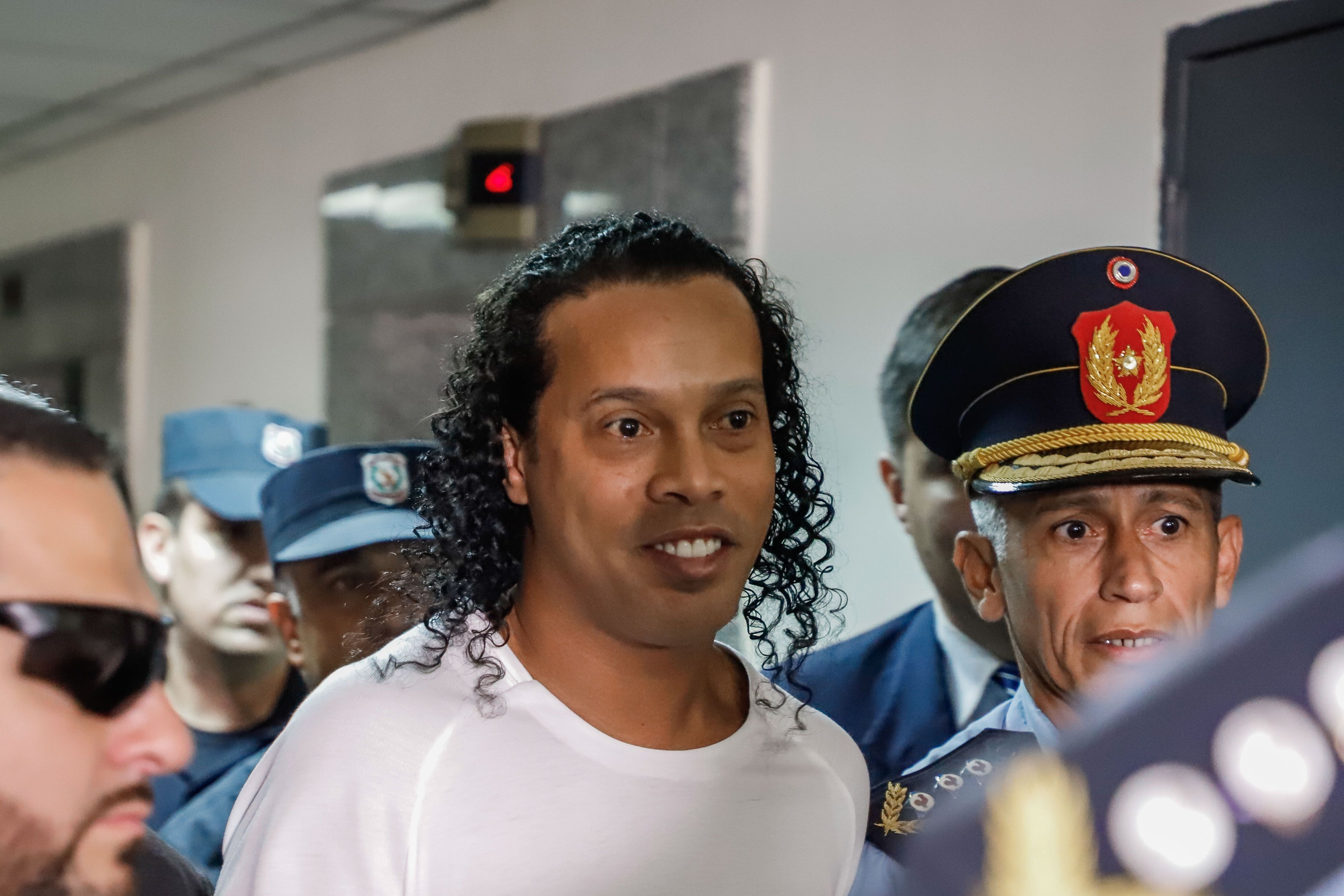 Ronaldo de Assis Moreira, Ronaldinho, llegaó el viernes al Palacio de Justicia para comparecer ante el juez Mirko Valinotti, en Asunción (Paraguay). (Foto Prensa Libre: EFE)