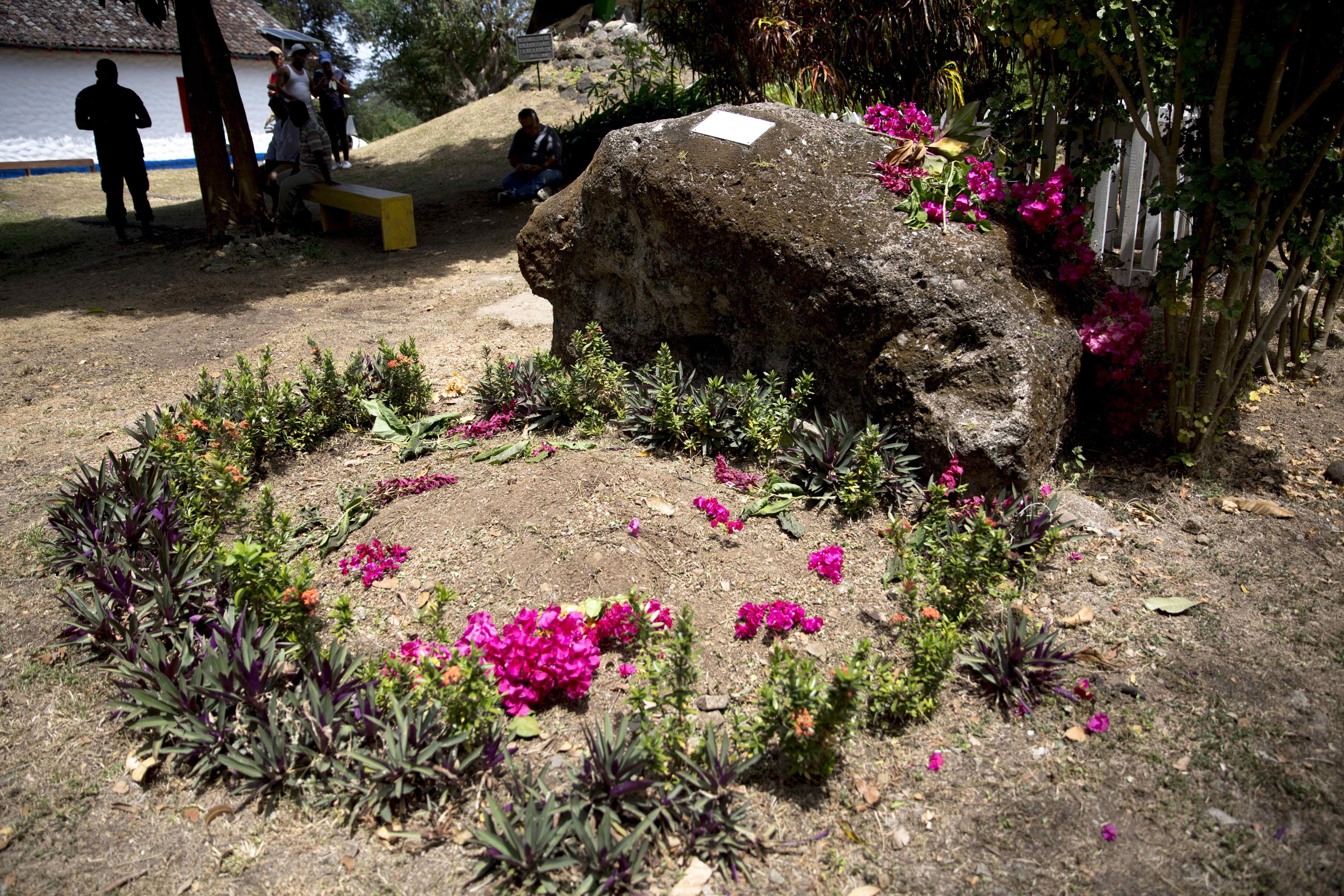 Vista del monumento "la piedra", donde fueron enterrados los restos del poeta y escritor Ernesto Cardenal en Solentiname, Nicaragua, este viernes 6 de marzo en un ambiente íntimo, sin ceremonia ni rituales. (Foto Prensa Libre: EFE)