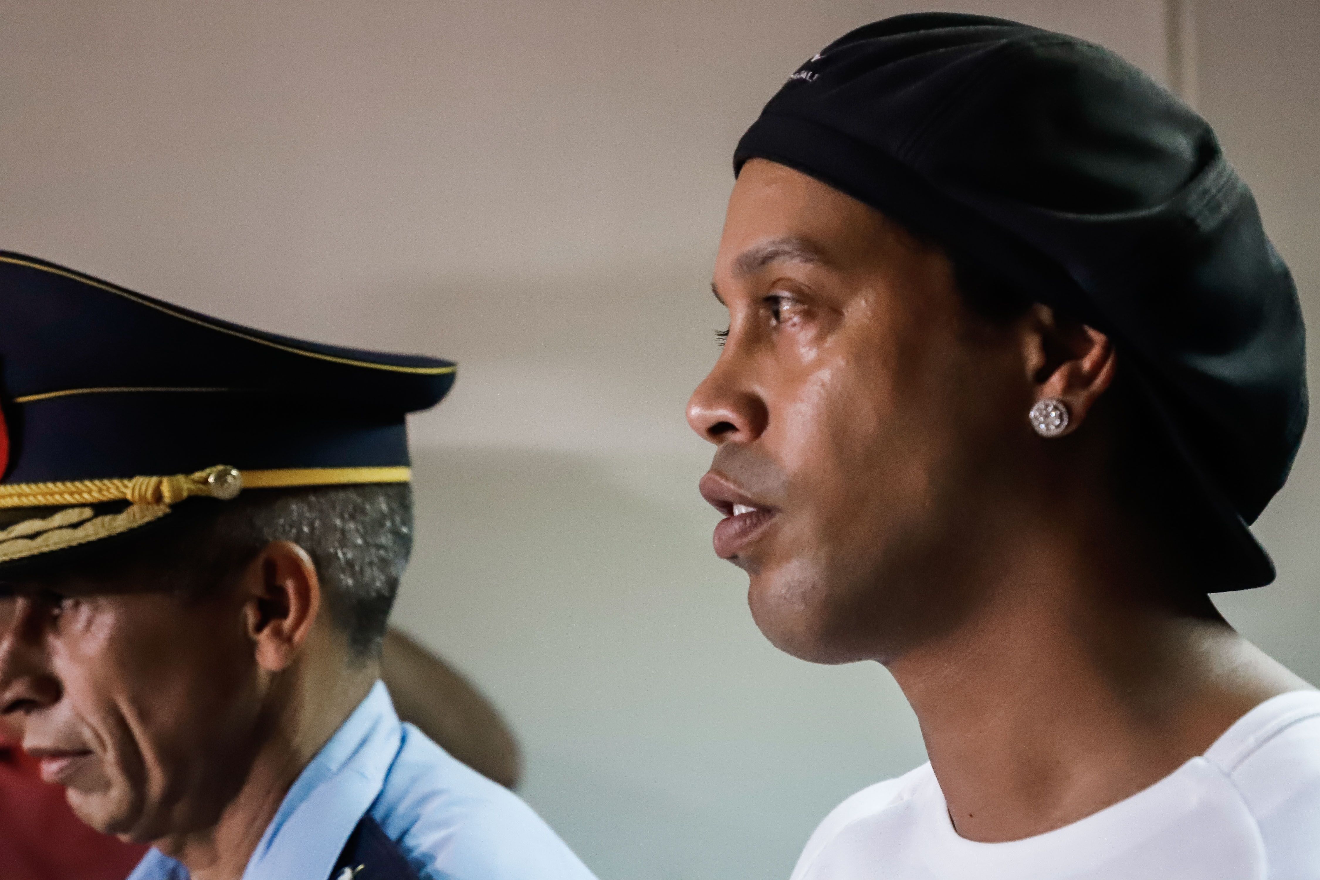 El astro brasileño Ronaldinho continúa sus días en la cárcel de Paraguay. (Foto Prensa Libre: EFE)