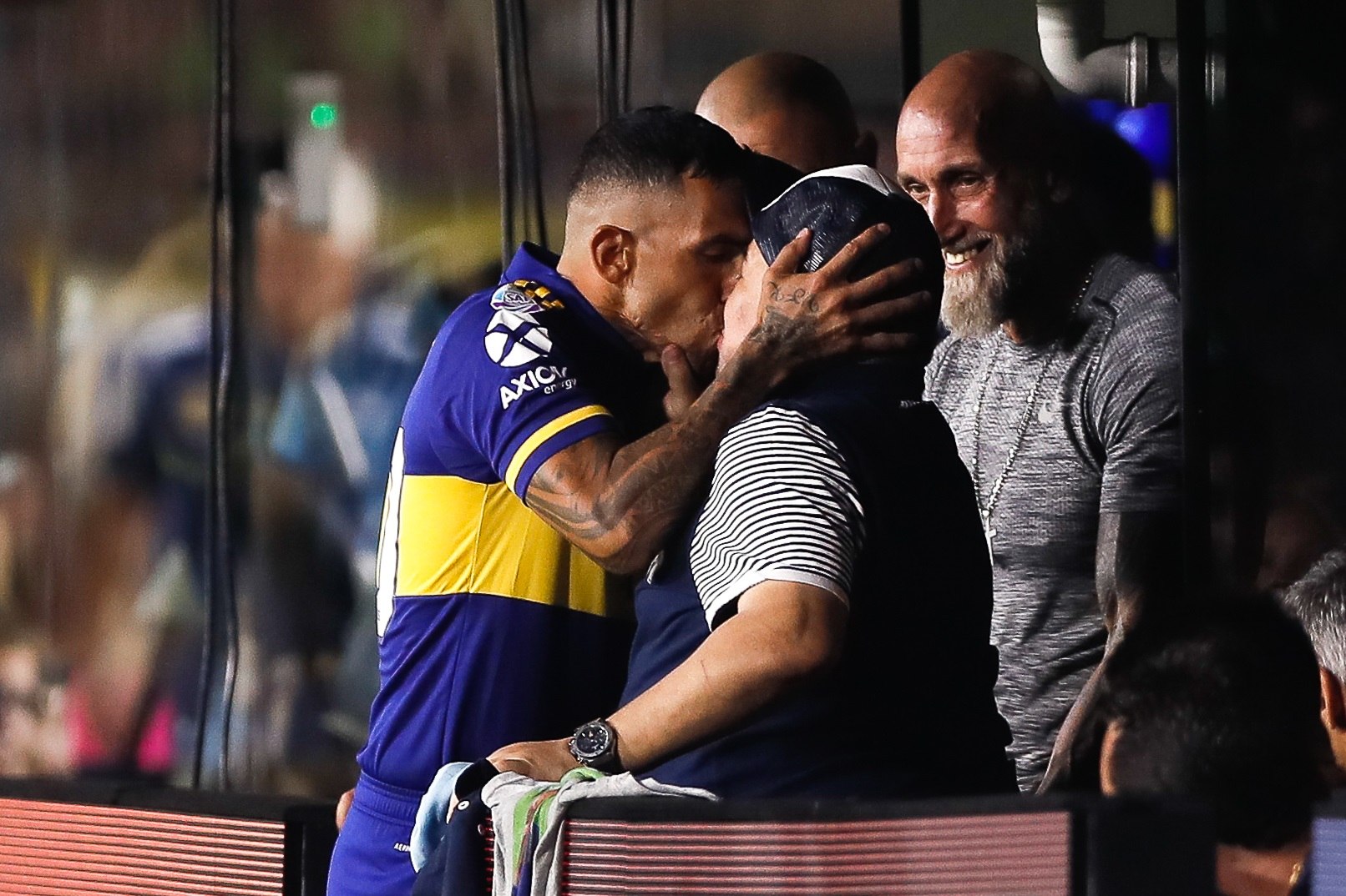  Carlos Tévez, de Boca Juniors besa al entrenador de Gimnasia, Diego Armando Maradona (c), antes del inicio de un partido por la Superliga Argentina entre Boca Juniors y Gimnasia. (Foto Prensa Libre: EFE).