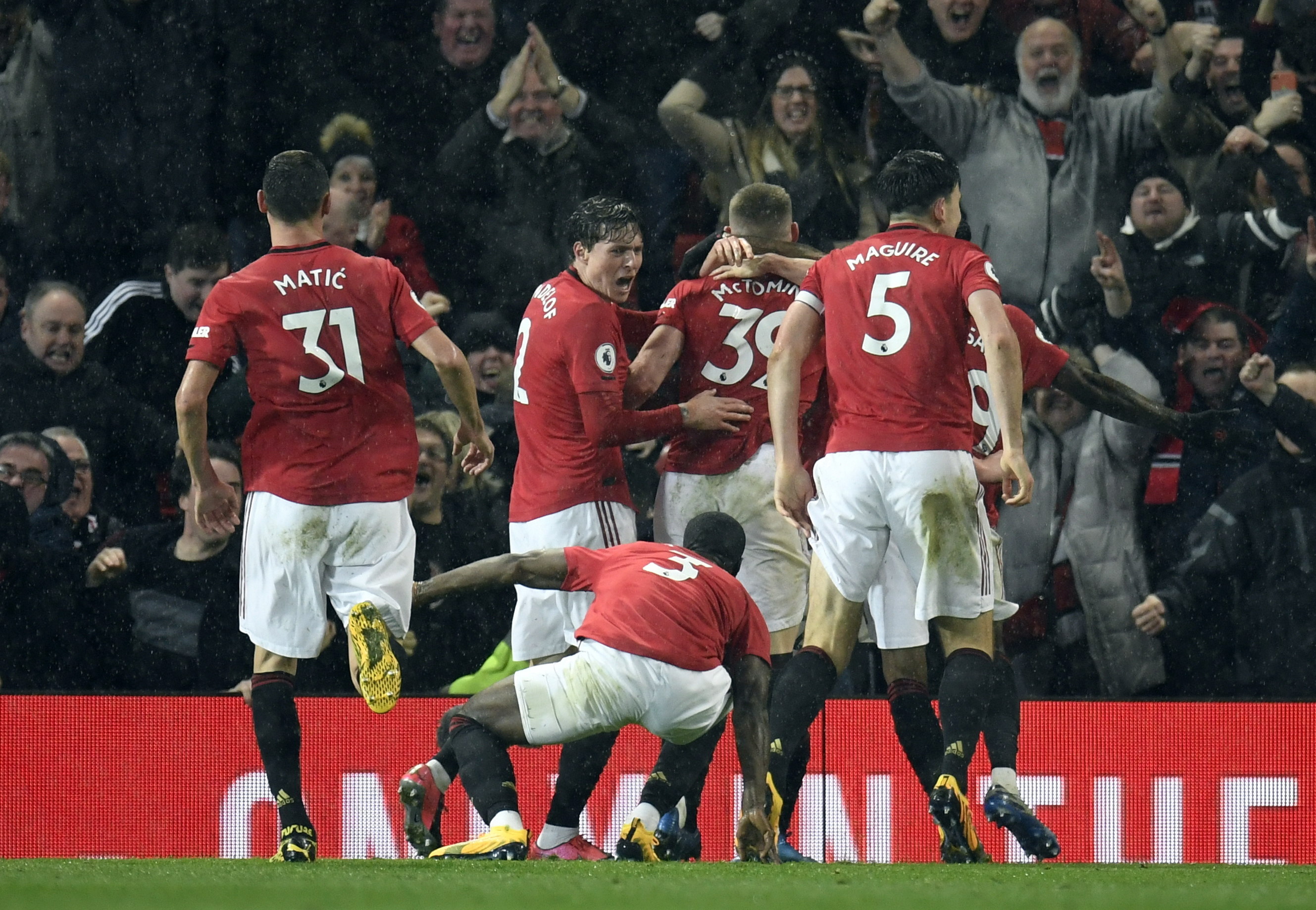 Jugadores del Manchester United celebran la victoria sobre el City. (Foto Prensa Libre: EFE)