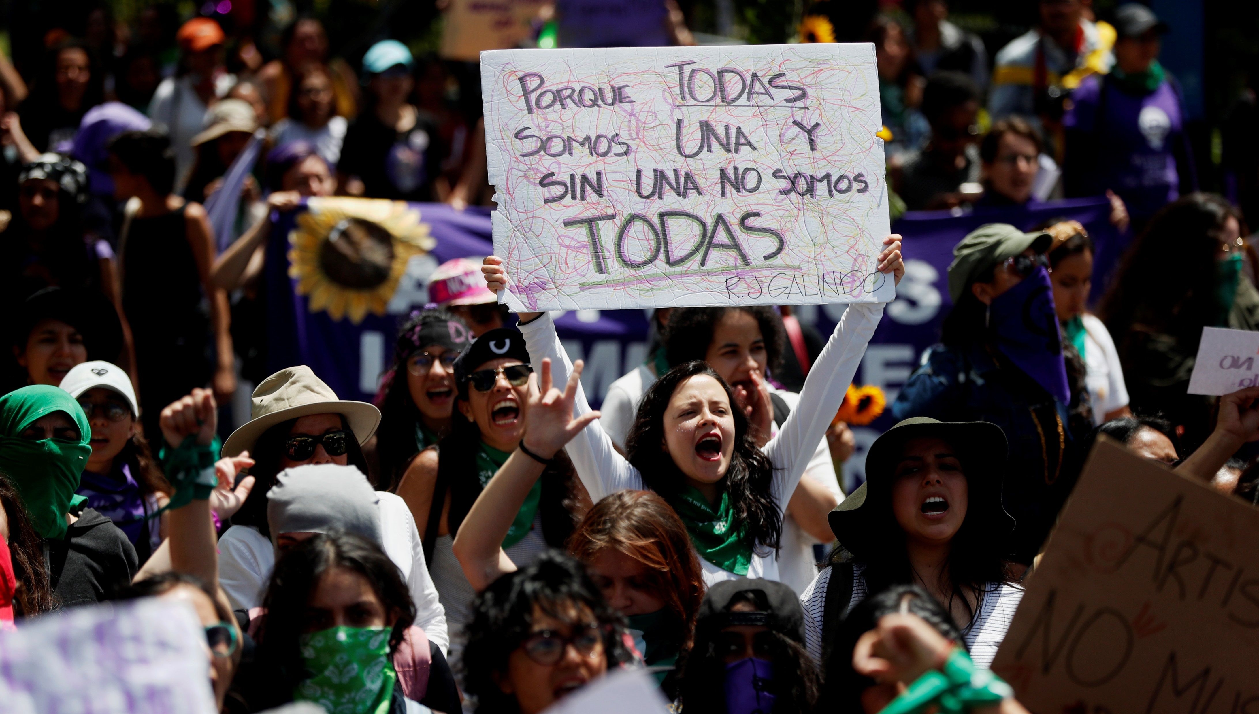 Mujeres guatemaltecas repudian los actos de violencia contra ese sector de la población. (Foto Prensa Libre: EFE)