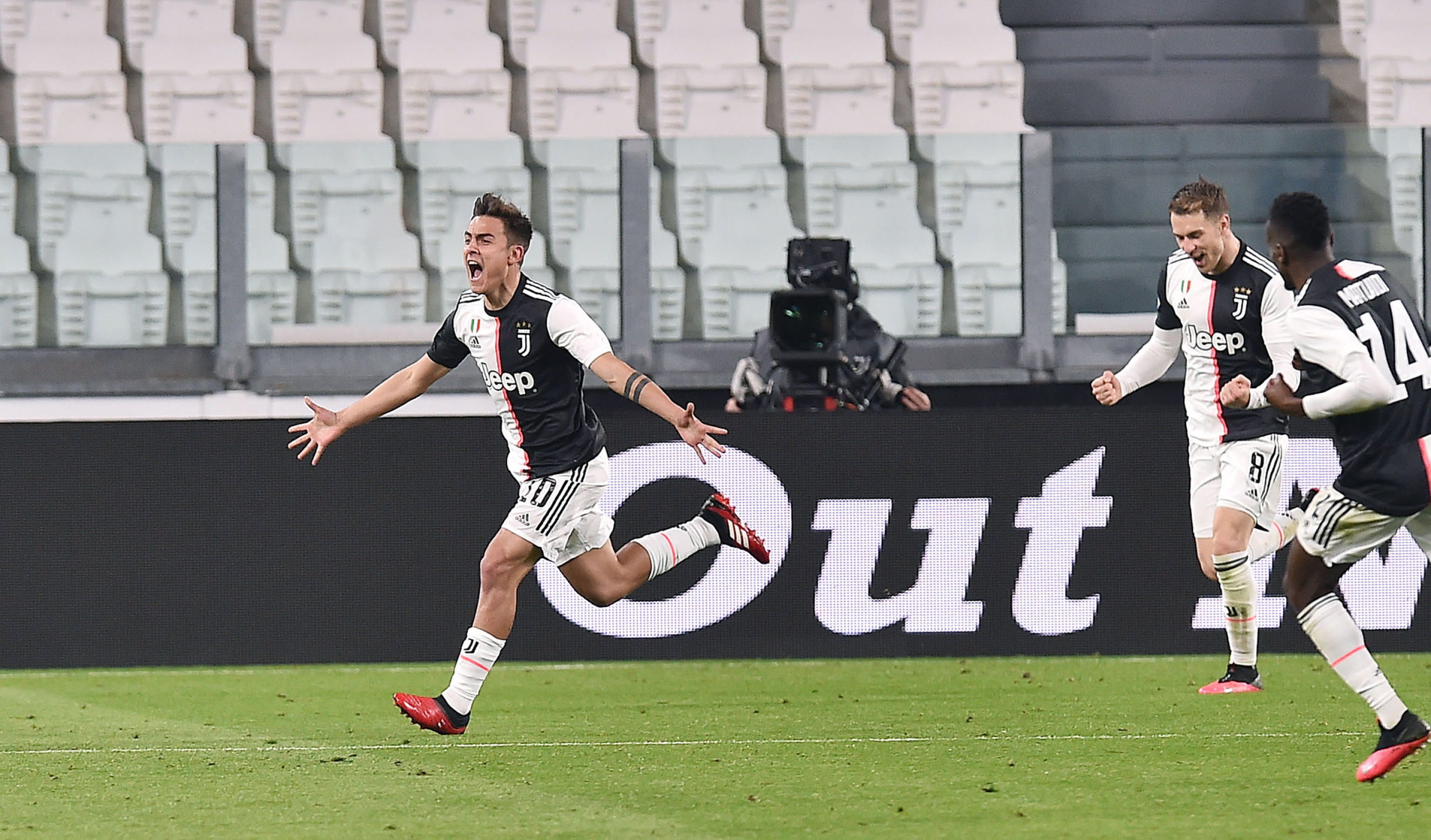 Turin (Italy), 08/03/2020.- Juventus'Äô Paulo Dybala celebrates scoring the 2-0 goal during the Italian Serie A soccer match Juventus FC vs FC Internazionale Milano at the Allianz Stadium in Turin, Italy, 08 March 2020. (Italia, Estados Unidos) EFE/EPA/ALESSANDRO DI MARCO