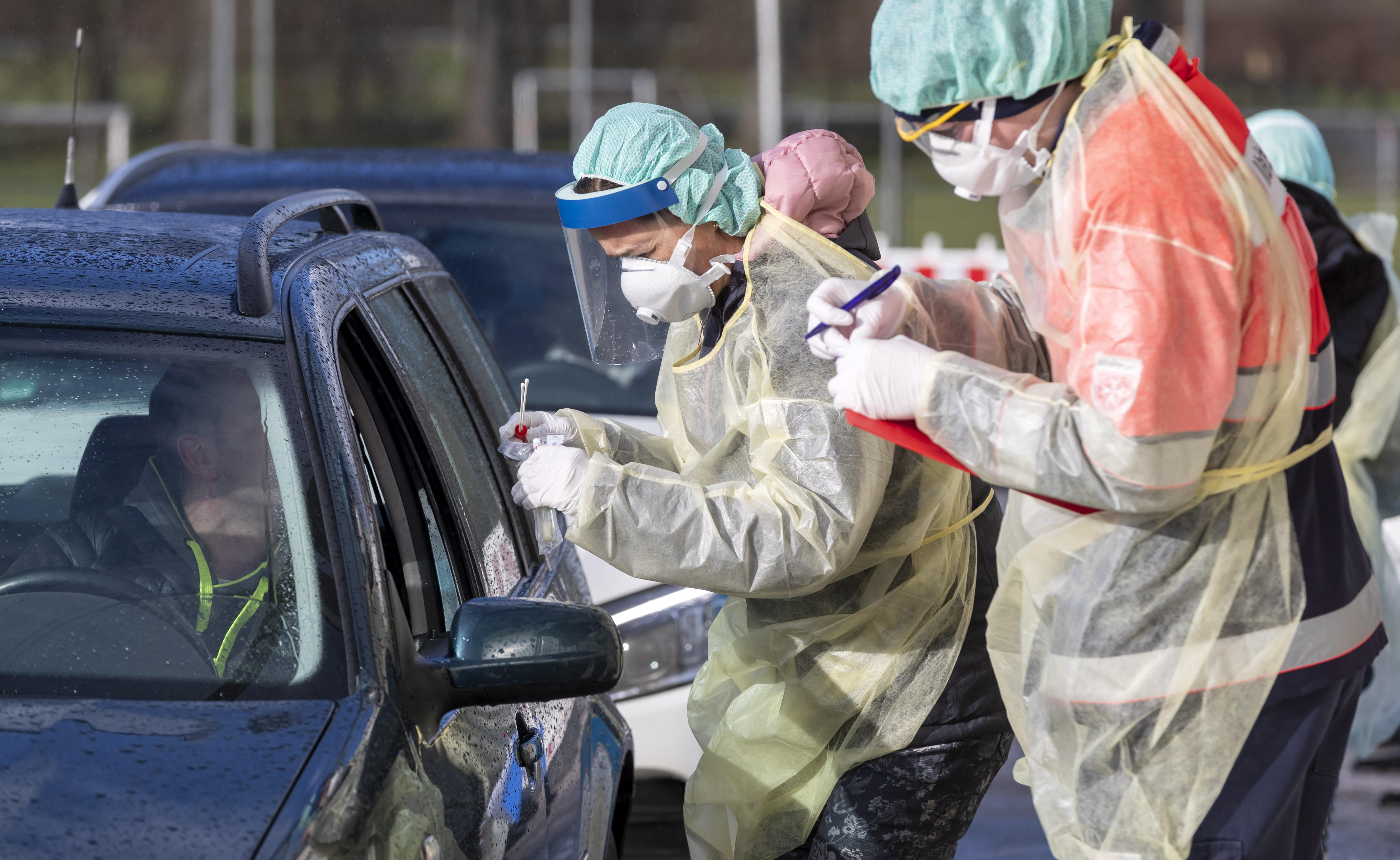 Los controles son extensos en varias ciudades para controlar el coronavirus. (Foto Prensa Libre: EFE)