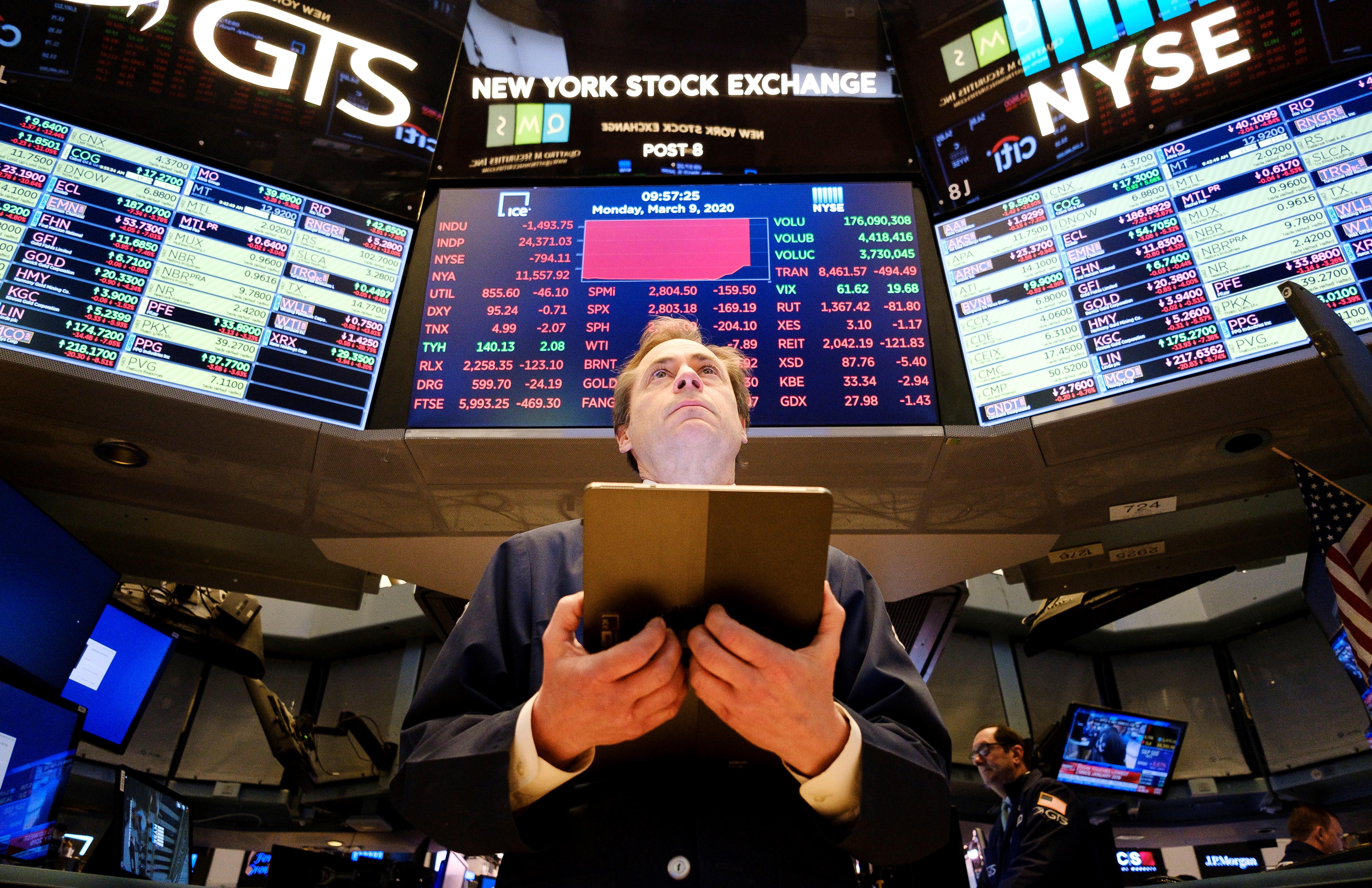 Un corredor de bolsa ve el desarrollo de la jornada en la Bolsa de Wall Street. (Foto Prensa Libre: EFE)