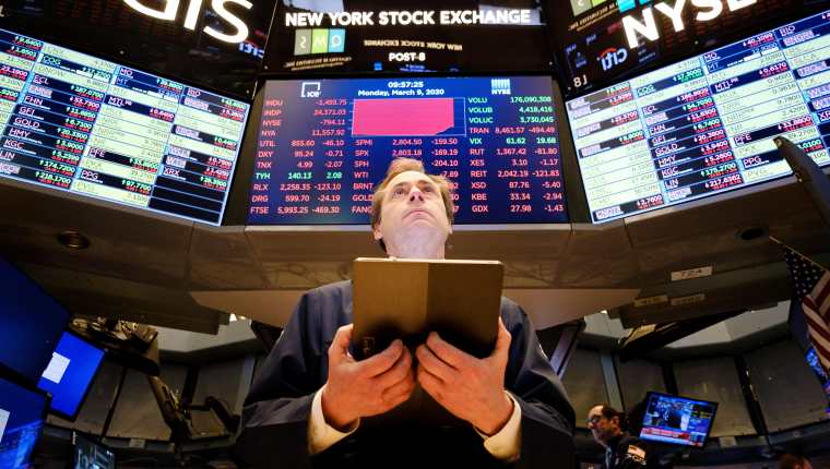 Un corredor de bolsa ve el desarrollo de la jornada en la Bolsa de Wall Street. (Foto Prensa Libre: EFE)