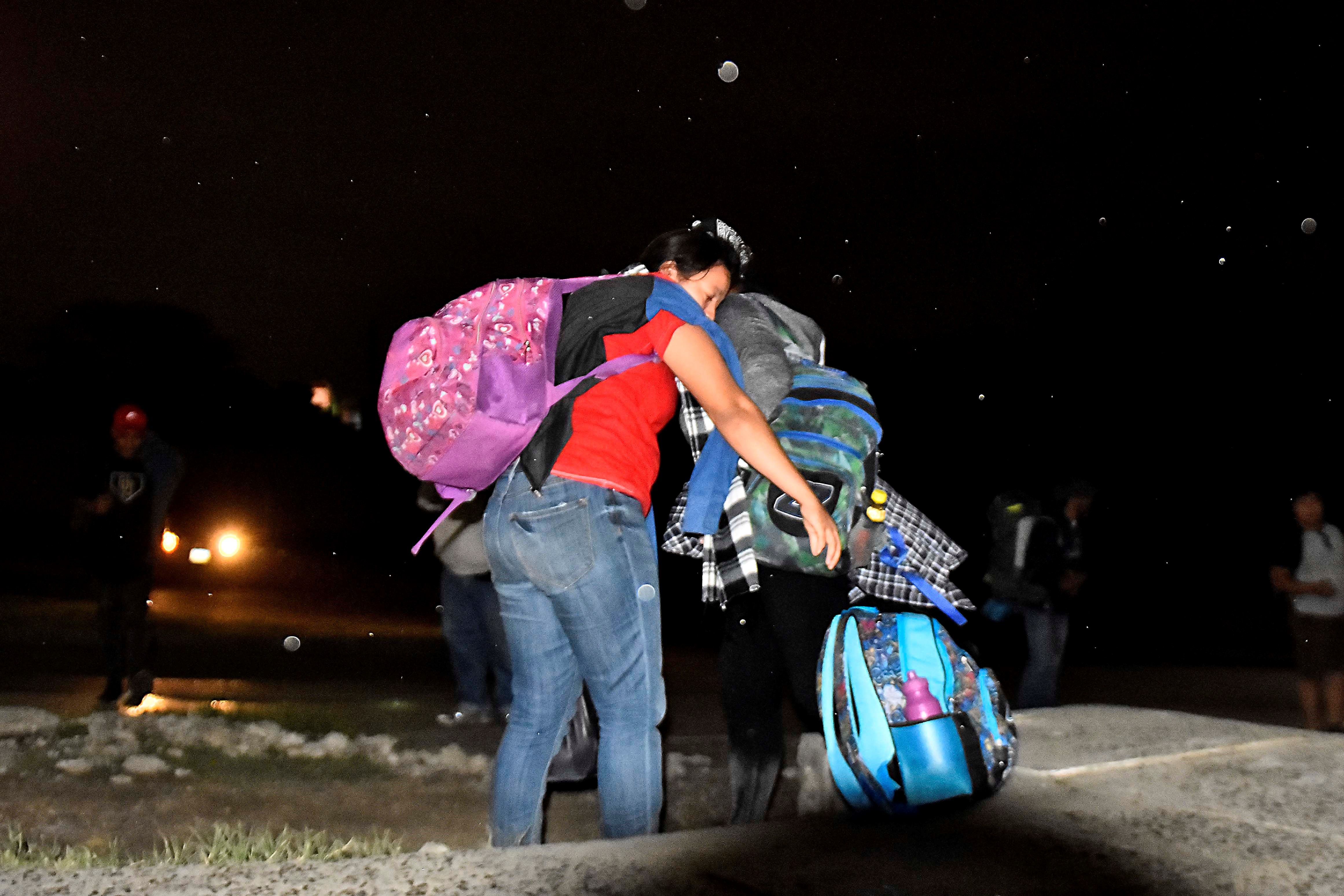 La semana pasada se formó una caravana que partió de San Pedro Sula, Honduras; sin embargo fue disuelta por las autoridades de ese país. (Foto Prensa Libre: EFE)