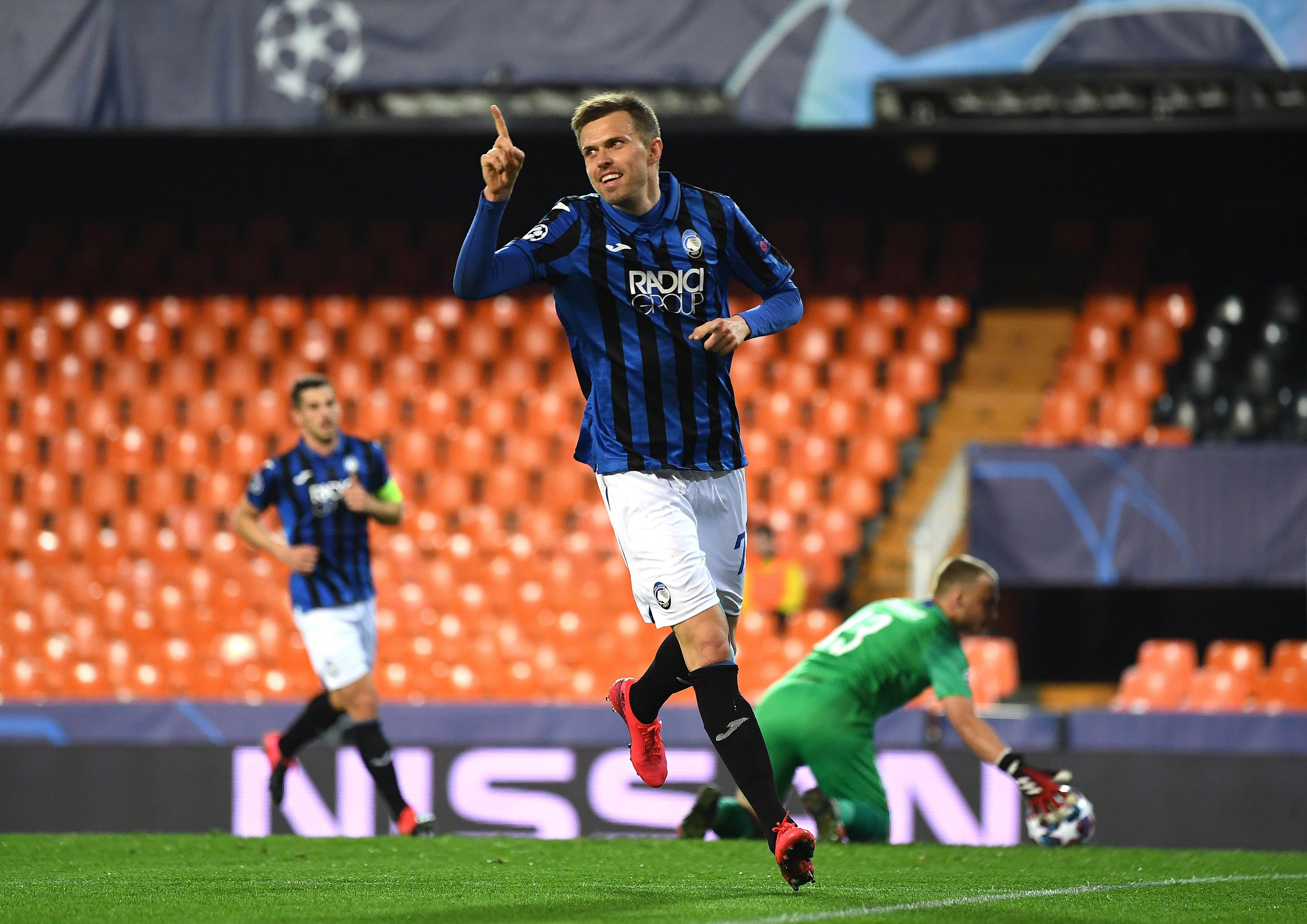 El delantero esloveno del Atalanta Josip Ilicic celebra un gol ante el Valencia CF, un encuentro que se celebró sin afición en el Estadio por el coronavirus. (Foto Prensa Libre: EFE)