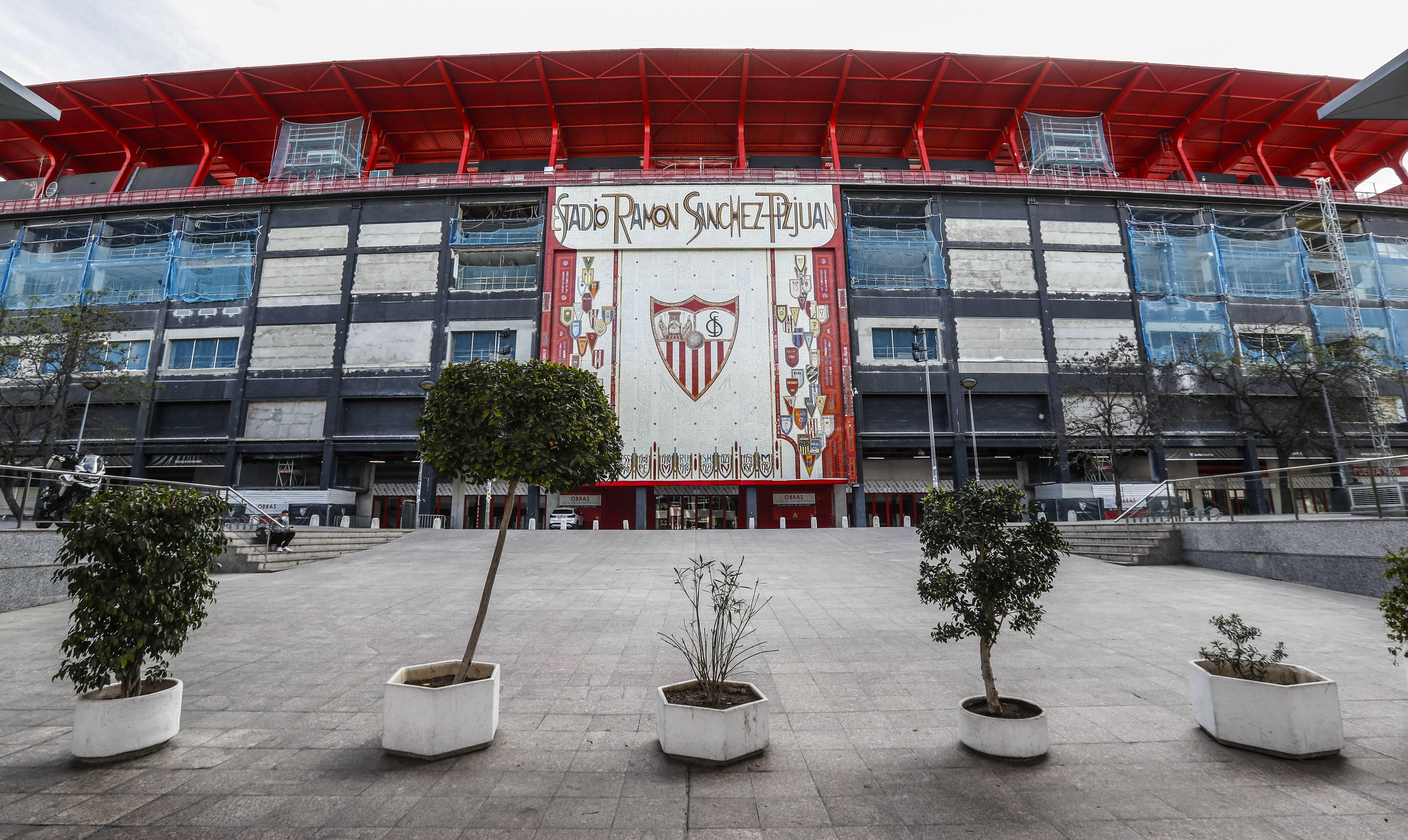 El Sevilla se ha ejercitado este miércoles a puerta cerrada y sin la presencia de medios de comunicación en el estadio Sánchez Pizjuán, escenario en el que se celebraría la ida de los octavos de final de Liga Europa. (Foto Prensa Libre: EFE)