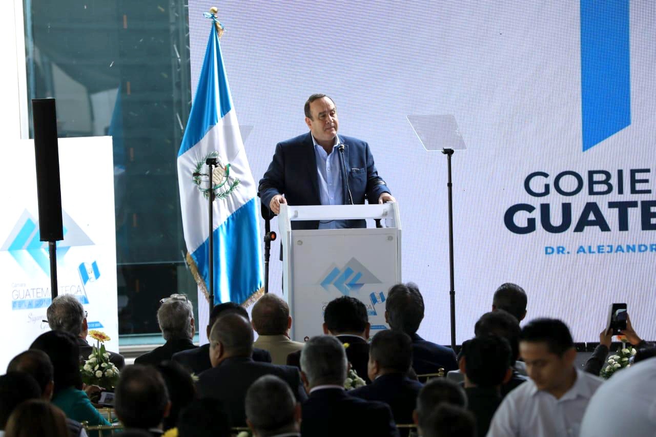 El presidente Alejandro Giammattei durante su encuentro con empresarios en la Cámara de la Construcción. (Foto Prensa Libre: EFE)