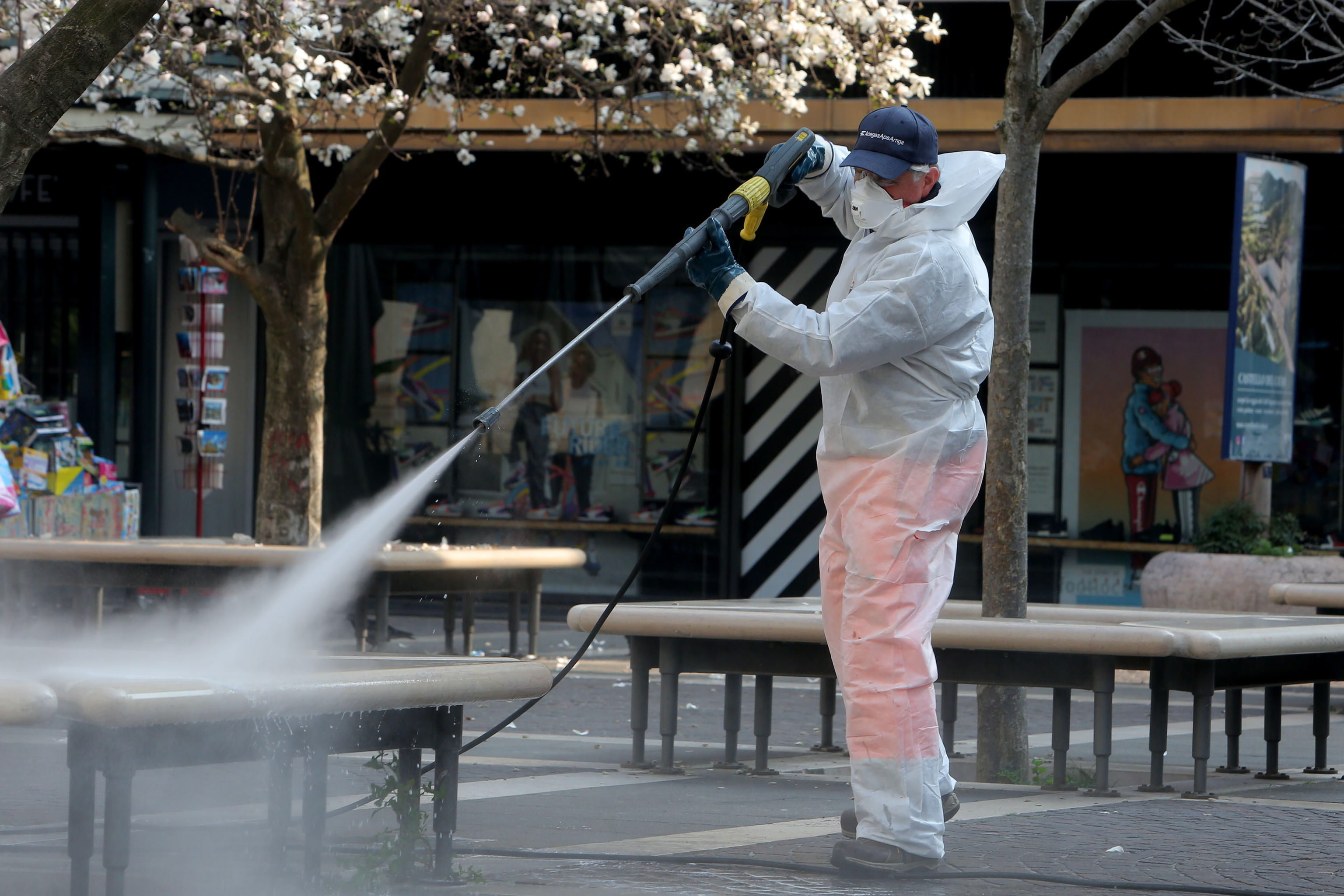 Los equipos de sanidad tienen un plan nacional de limpieza para reducir la propagación. (Foto Prensa Libre: EFE)