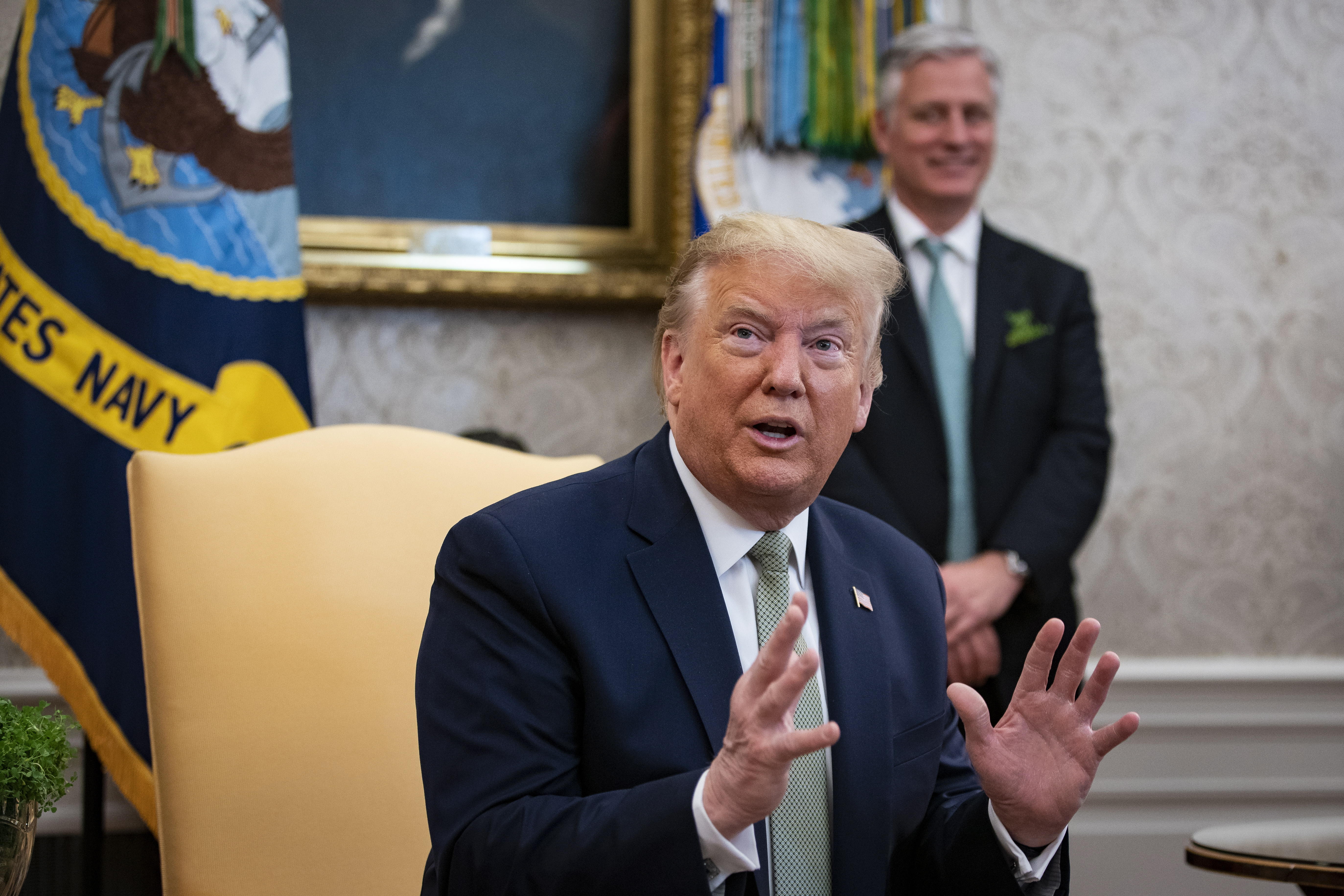 El presidente Donald Trump anunciará medidas para contrarrestar el covid-19. (Foto Prensa Libre: EFE)