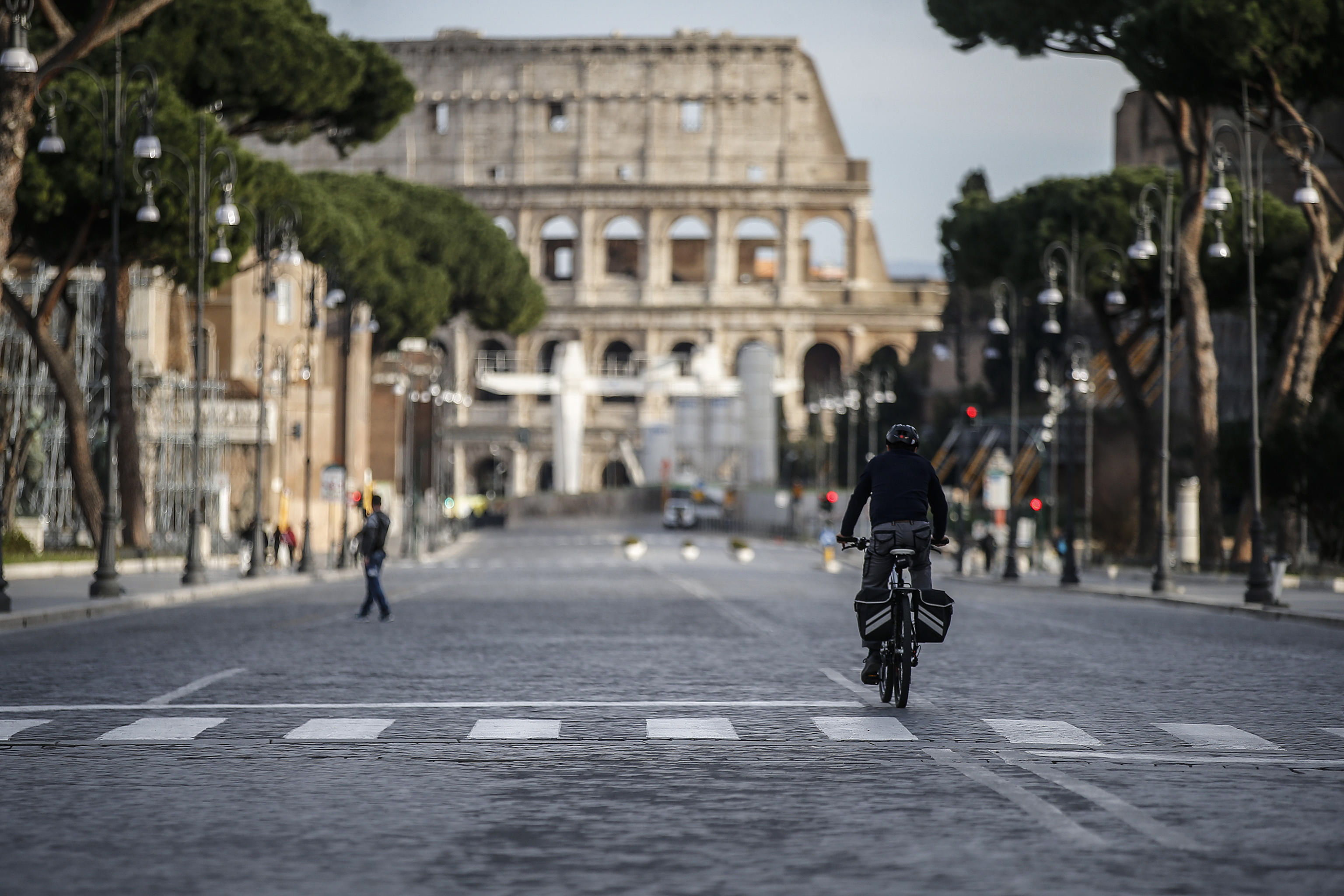 Un ciclista en la ciudad de Roma, Italia, este 12 de marzo de 2020. (Foto Prensa Libre: EFE).
