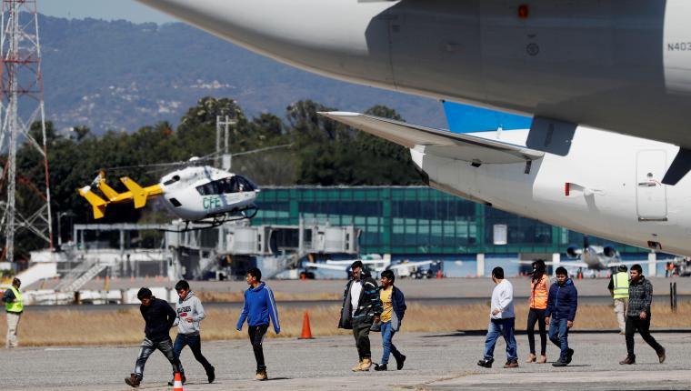 Cancillería informó que por la crisis se han detenido los vuelos de migrantes retornados. (Foto Prensa Libre: EFE)