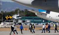 Migrantes guatemaltecos bajan del avión que los trajo desde El Paso, Texas, el 12 de marzo de 2020. (Foto Prensa Libre: EFE).