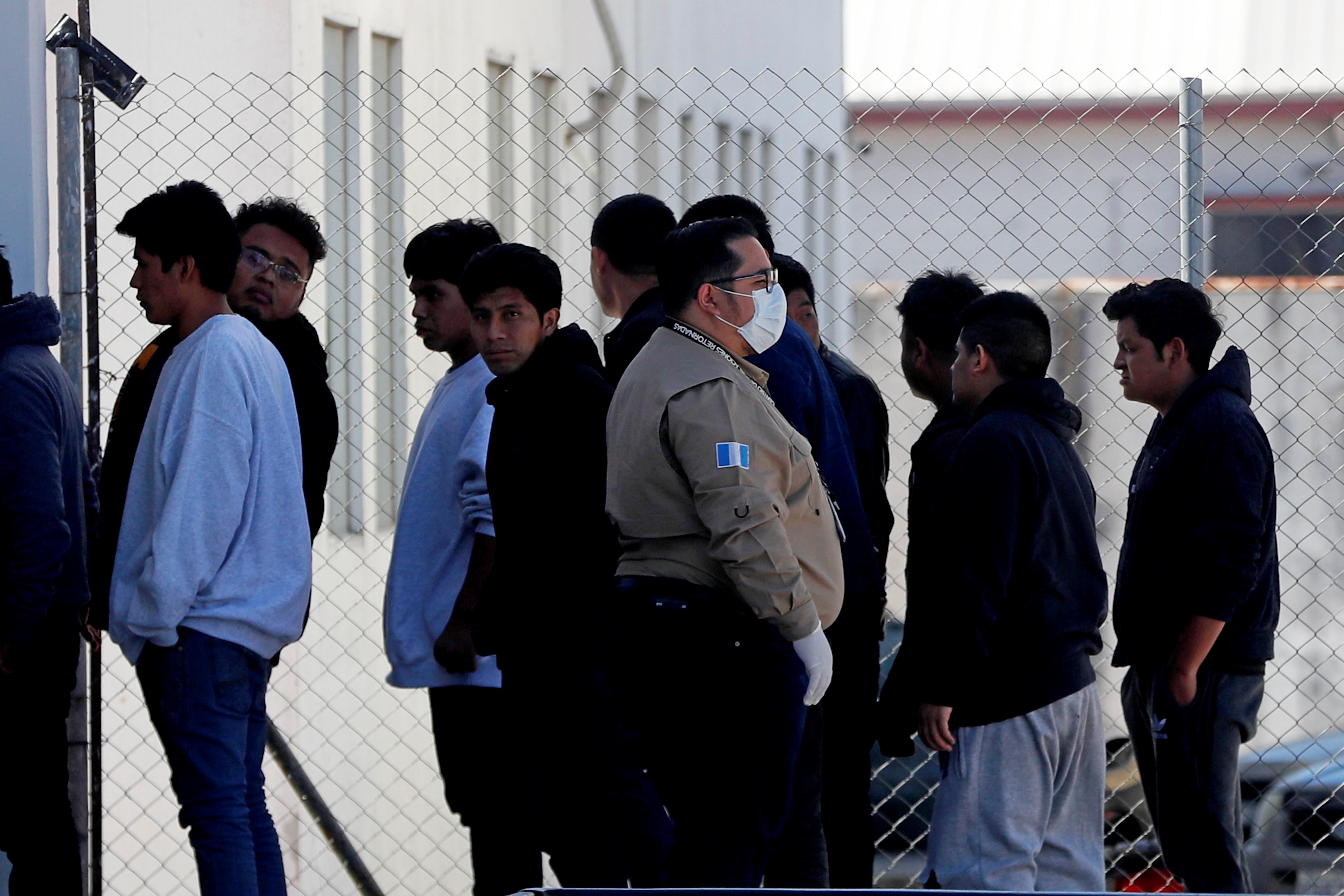 Migrantes guatemaltecos llegan a las instalaciones de la Fuerza Aérea, luego de haber sido deportados desde EE. UU. (Foto Prensa Libre: EFE)