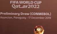 AME4089. LUQUE (PARAGUAY), 12/03/2020.- Fotografía de archivo del 17 de diciembre de 2019 que muestra una réplica de la Copa del Mundo de la FIFA durante el sorteo de las Eliminatorias de la Conmebol para el Mundial de Catar 2022, en la sede de la Conmebol, en Luque (Paraguay). La FIFA decidió posponer los partidos de inicio de las eliminatorias para el Mundial de Catar 2022, del 23 al 31 de marzo, debido a la propagación del coronavirus COVID-19, anunció este jueves 12 de marzo de 2020 la Confederación Sudamericana de Fútbol (Conmebol). EFE/ Nathalia Aguilar ARCHIVO