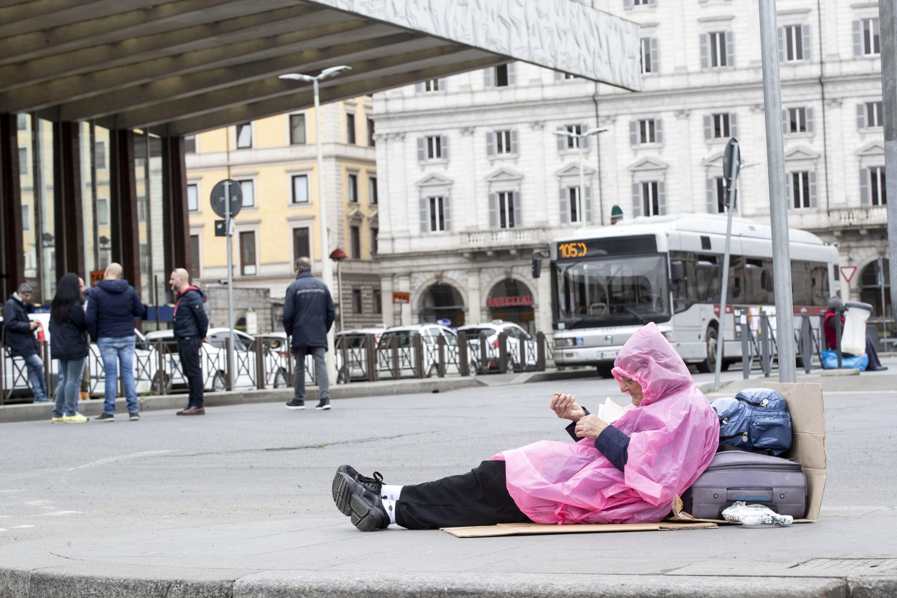 Una persona sin hogar frente a la estación de tren de Termini, Roma, Italia, el 13 de marzo de 2020. (Foto Prensa Libre: EFE).