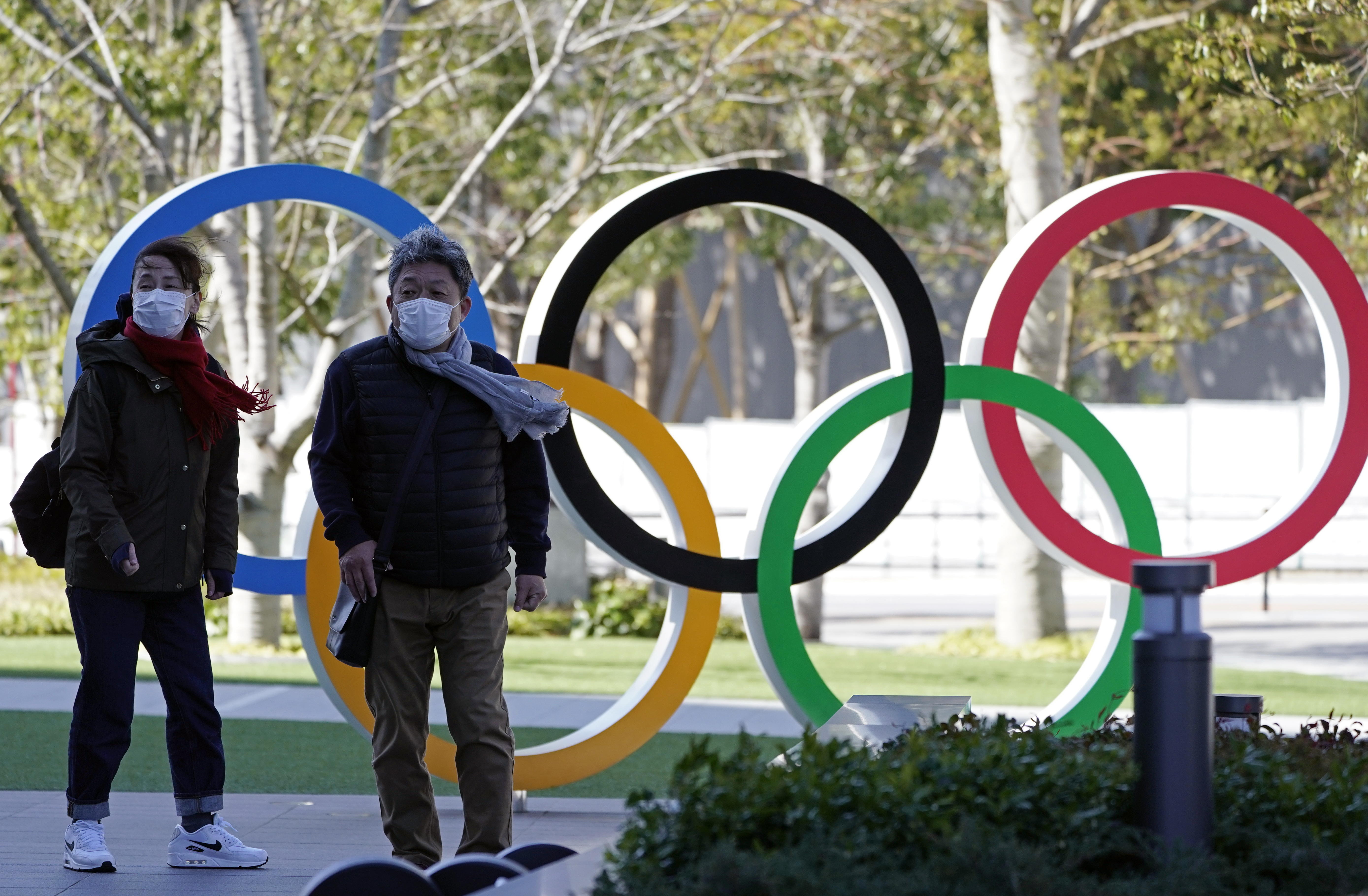 Los turistas se acercan a las instalaciones en Tokio, en donde deberían de ser los Juegos Olímpicos. (Foto Prensa Libre: EFE)